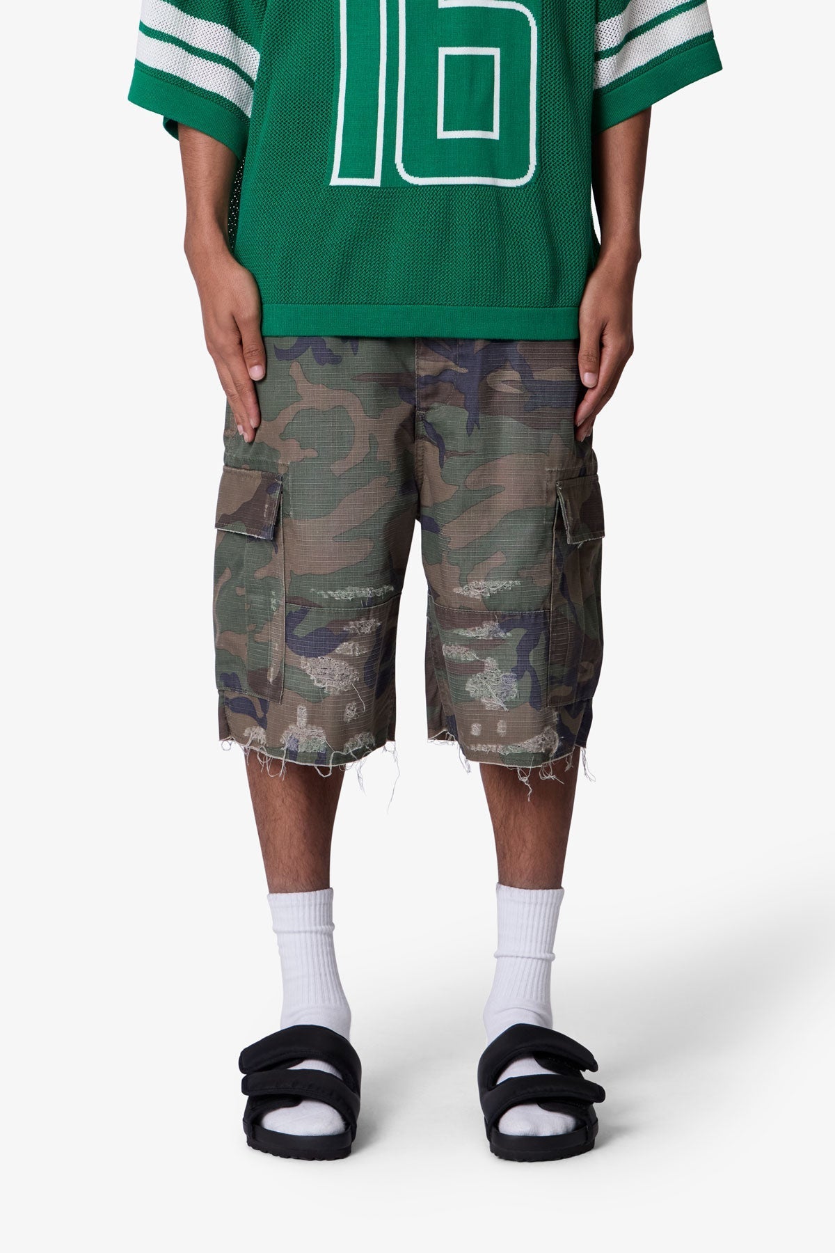 BAGGY DISTRESSED CARGO SHORTS