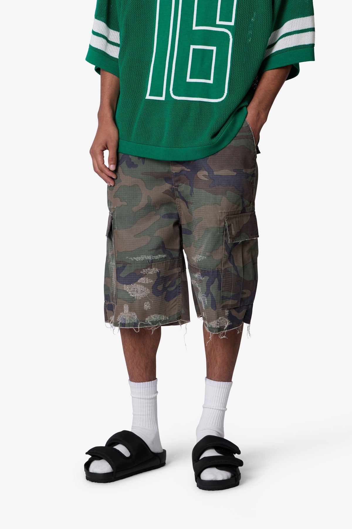 BAGGY DISTRESSED CARGO SHORTS