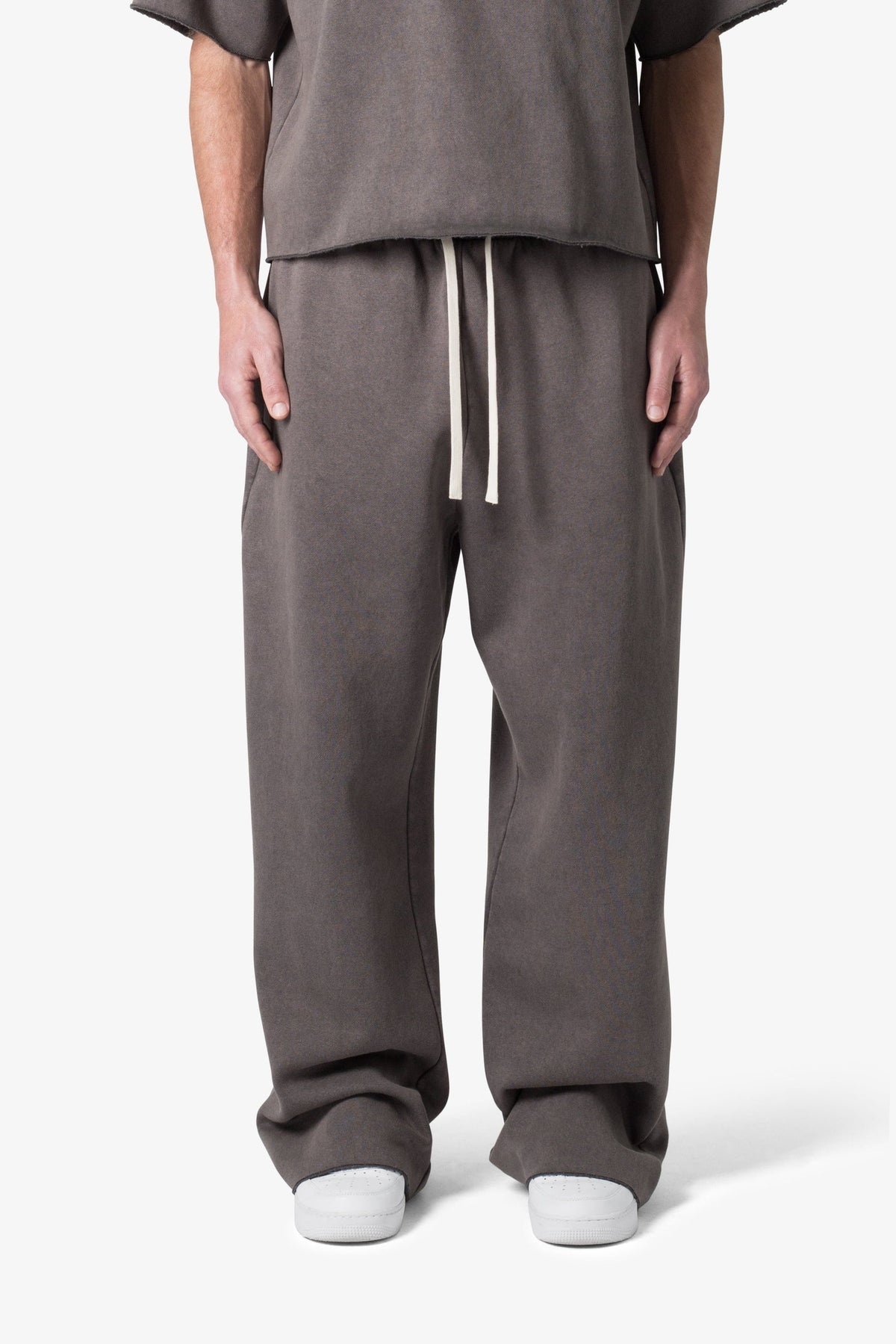 LIGHTWEIGHT ULTRA BAGGY SWEATPANTS 01